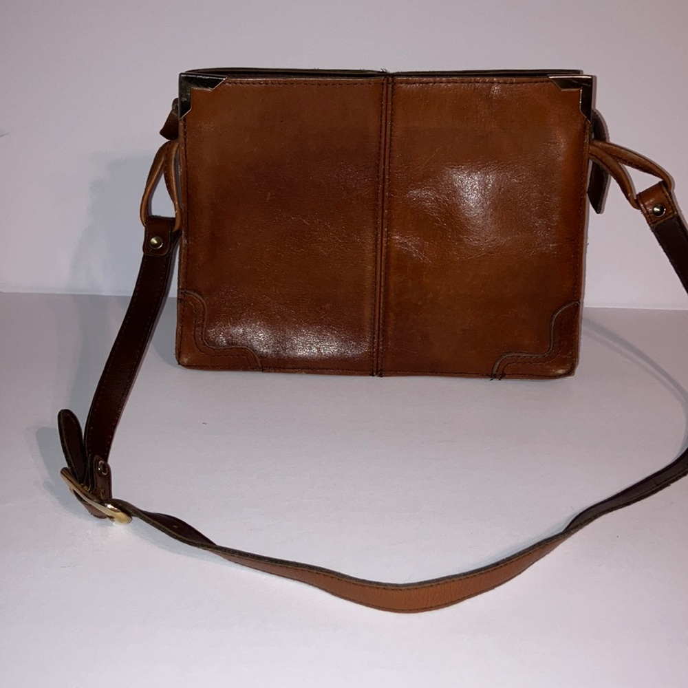 Vintage Brown Leather Shoulder Bag with Metal Accents and‎ Adjustable Strap